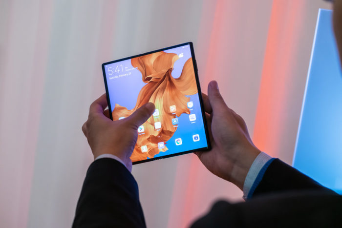 , Huawei Mate X: pierwsze spojrzenie na składany telefon rodem z science fiction